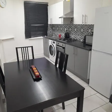 Two Bedroom Apartment Close To Central London